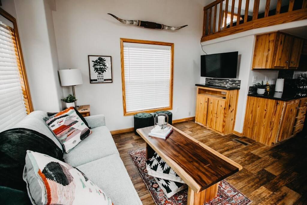 The Longhorn Cabin - Cabins At Rim Rock Austin Exteriör bild